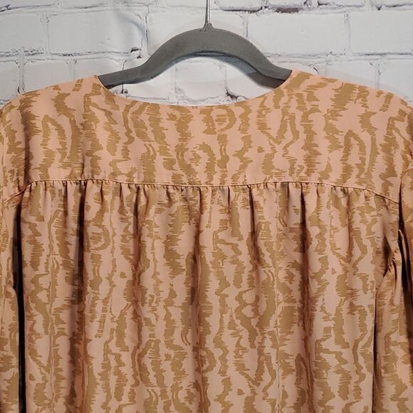 Elizabeth and James drop button front blouse size L in peach - Picture 9 of 11